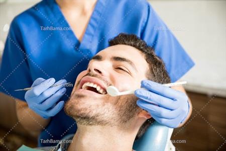 تصویر با کیفیت دندانپزشک در حال معاینه دندان